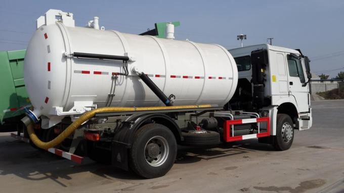Sinotruk HOWO 12m3/12000literのジェット機で行くおよび真空の下水の吸引のタンク車、真空の下水の吸引によって結合されるジェット機で行くこと