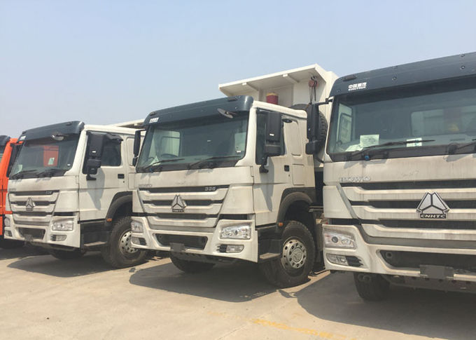 ダンプカーのダンプSino Howoは建築材の輸送のための6X4 10-25 CBMをトラックで運ぶ