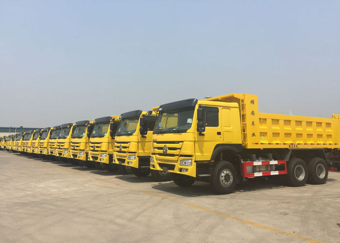 ダンプカーのダンプSino Howoは建築材の輸送のための6X4 10-25 CBMをトラックで運ぶ