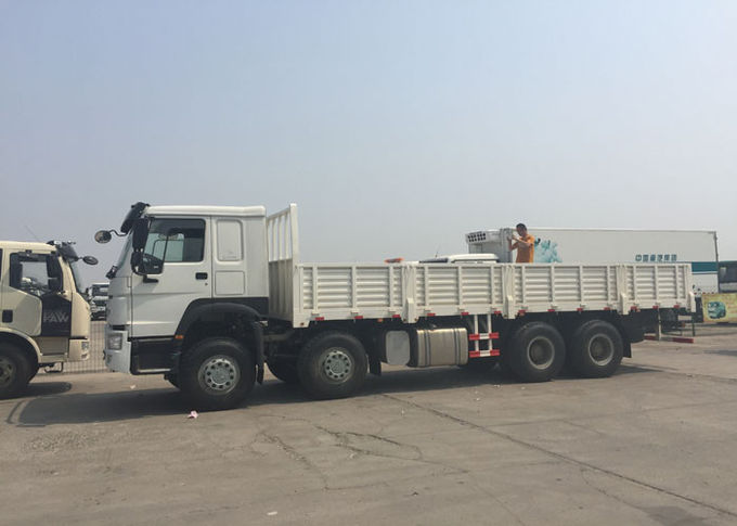 ディーゼル機関の貨物トラックSINOTRUK HOWO HW76の小屋30 - 60の上構成トンの