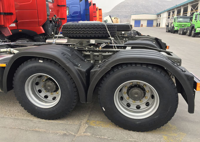 オレンジSINOTRUK HOWOの牽引のトラクターのトラックRHD 10は371 HP ZZ4257S3241Wを動かす
