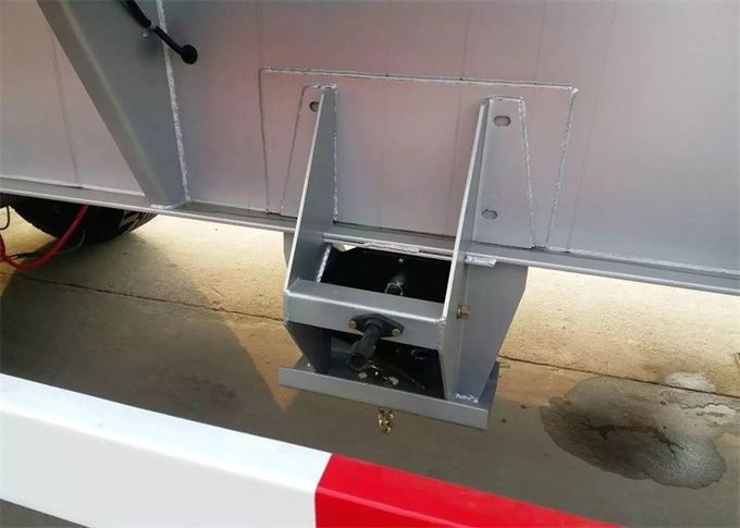SINOTRUK 3の車軸はトレーラ トラックの三車軸タンク容量40 - 60 CBM --に半燃料を供給する