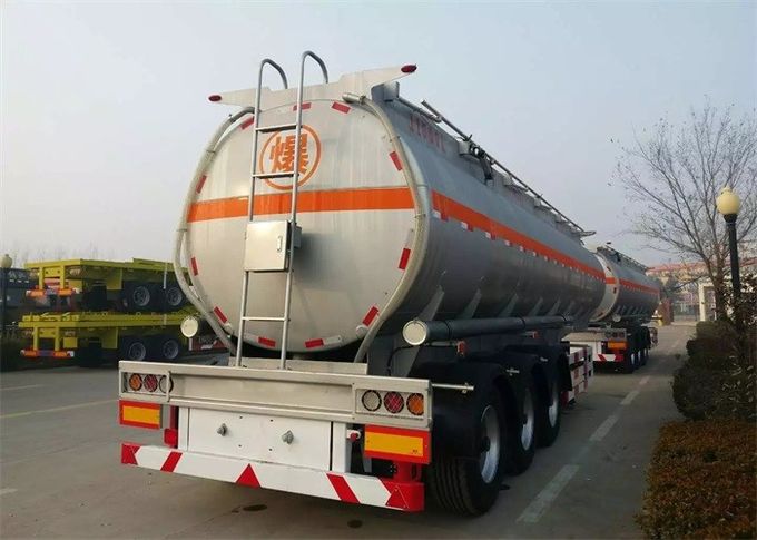 SINOTRUK 3の車軸はトレーラ トラックの三車軸タンク容量40 - 60 CBM --に半燃料を供給する