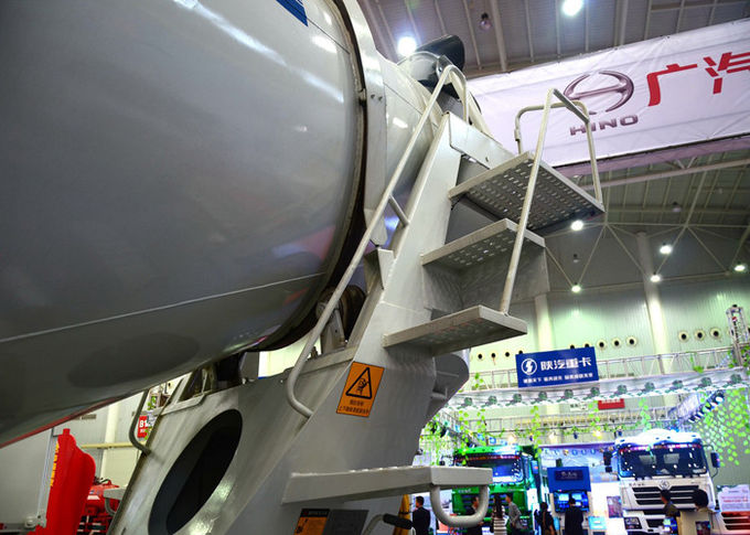 移動式トラックミキサのトラックSINOTRUK HOWO 10CBM RHD 10は336HPエンジンを動かす