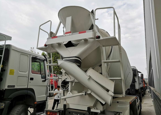 Sinotruk Howo 6x4 10は具体的なアジテータ トラックのディーゼル機関10CBM容量を動かします