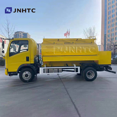 Sinotruk Howo 3000L 5000Lの軽量燃料を補給する燃料のタンク車4x2