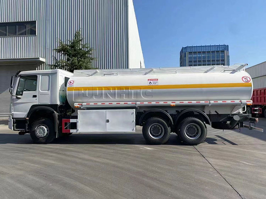 6x4 20000L Sinotruk Howoのタンク車371hp LHDの運転
