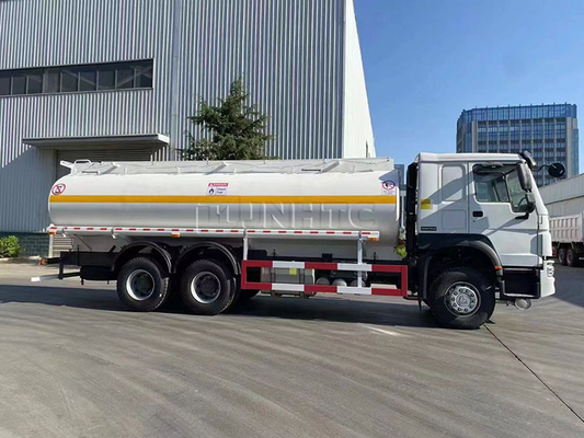 6x4 20000L Sinotruk Howoのタンク車371hp LHDの運転