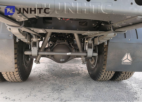 SINOTRUCK Howo 4x2は肉266hpのための冷蔵トラックを
