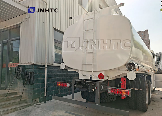 トラックSinotruk Howo 6x4を振りかける20m3水漕
