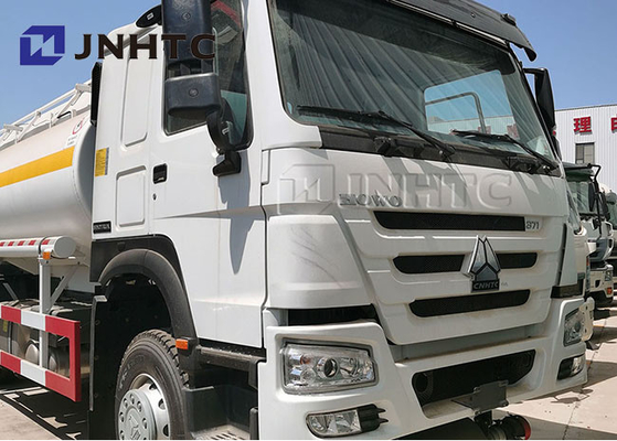 Sinotruk Howoの燃料タンクのトラック6x4 20000l 25000リットル
