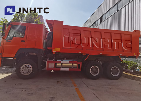 道20のCBMオレンジSinotruckのダンプ トラックHOWO 6x4を離れて