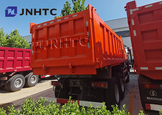 道20のCBMオレンジSinotruckのダンプ トラックHOWO 6x4を離れて