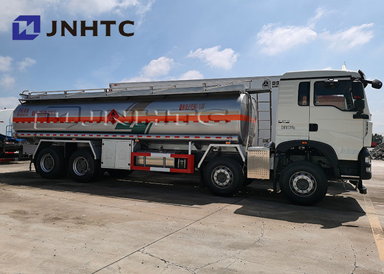 Sinotruk HOWO 8X4の石油燃料のタンクローリー容量25000リットル