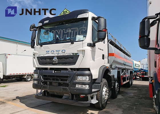 Sinotruk HOWO 8X4の石油燃料のタンクローリー容量25000リットル