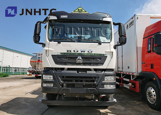 Sinotruk HOWO 8X4の石油燃料のタンクローリー容量25000リットル