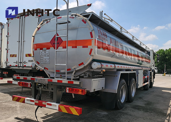 Sinotruk HOWO 8X4の石油燃料のタンクローリー容量25000リットル