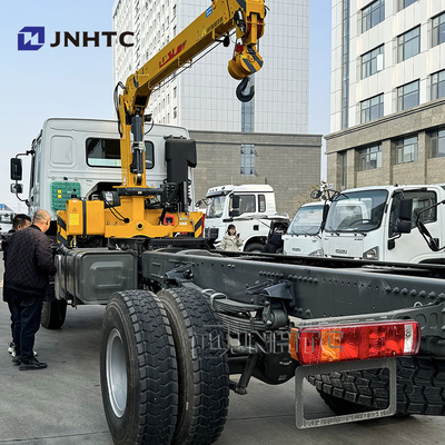 SINOTRUK HOWO ディーゼル貨物トラック 4x4 6ホイール クランのシャシー 低価格