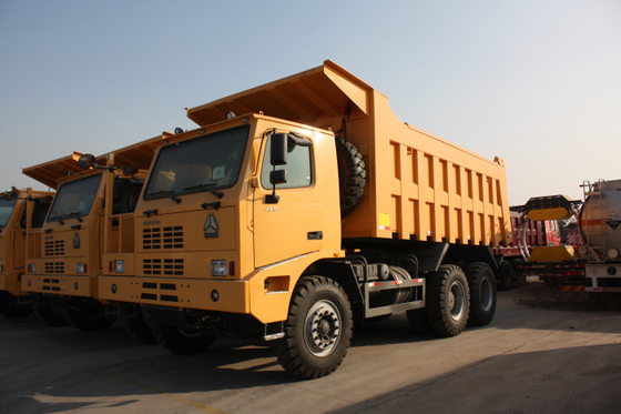 Sinotruk HOVAの頑丈なダンプ トラックを採鉱する70T