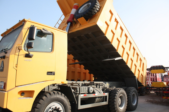 Sinotruk HOVAの頑丈なダンプ トラックを採鉱する70T