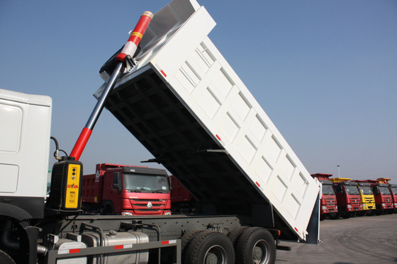 Sinotruk HOWOの車輪頑丈なダンプ トラック白い色30 - 40トンの10-25CBM 10の採鉱して下さい