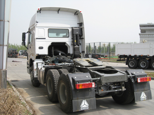 高い衝突の抵抗の白いHowo Sinotruk 6x4のトラクターのトラック25トンのWd615.47