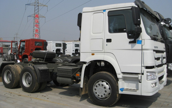 高い衝突の抵抗の白いHowo Sinotruk 6x4のトラクターのトラック25トンのWd615.47