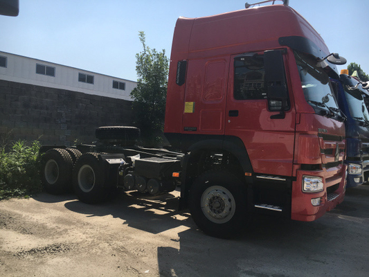 2人の眠る人が付いている371hp HW79の小屋のSinotruk Howo7のトラクターの索引車のトラック