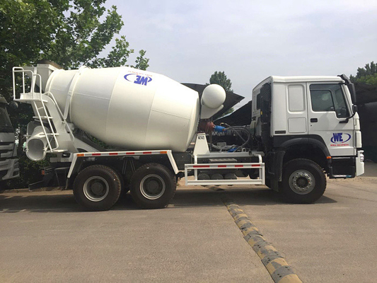 6x4 8M3のトラックミキサのタンクローリーのSinotruk Howo7白い色Hw76の小屋