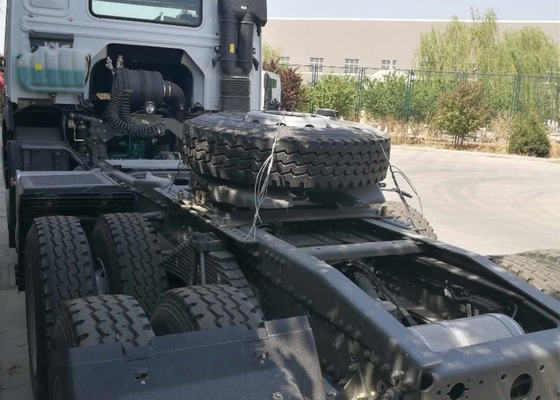 赤いSINOTRUK HOWOの牽引/全盛のトラクターのトラックRHD 10は371 HP ZZ4257S3241Wを動かします