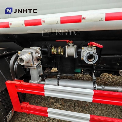 NEW HOWO 軽水トラック 4x2 5000リットル 5トンの水輸送タンカー トラック価格