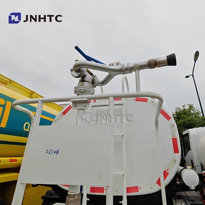 NEW HOWO 軽水トラック 4x2 5000リットル 5トンの水輸送タンカー トラック価格