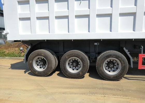 頑丈なトレーラーに半荷を積む40トン