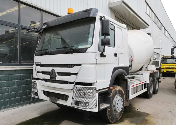 白い10CBMトラックミキサのトラック、RHD 10はトラックミキサ ポンプ トラックを動かします