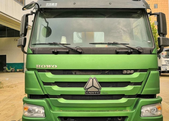 12T 6x4のシャーシのトラックはSinotruk Howo7の緑色のブーム クレーンを取付けました