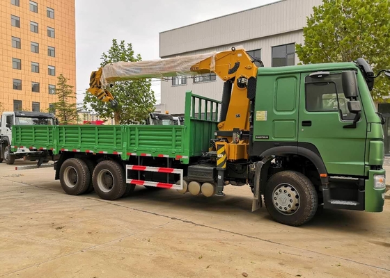 12T 6x4のシャーシのトラックはSinotruk Howo7の緑色のブーム クレーンを取付けました