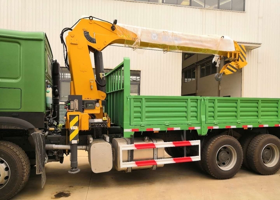 12T 6x4のシャーシのトラックはSinotruk Howo7の緑色のブーム クレーンを取付けました
