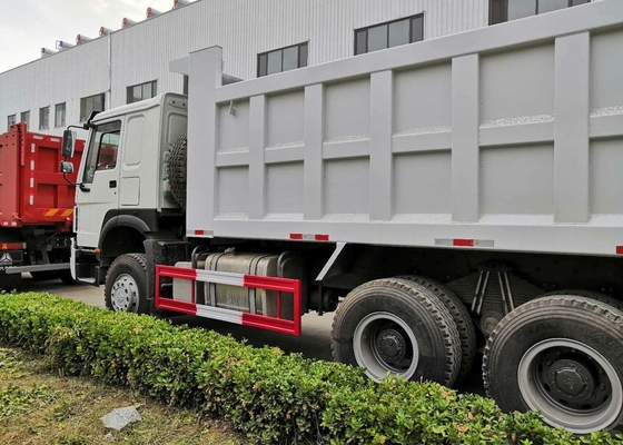 Sinotruk howo7 6x4の白く頑丈なダンプ トラック