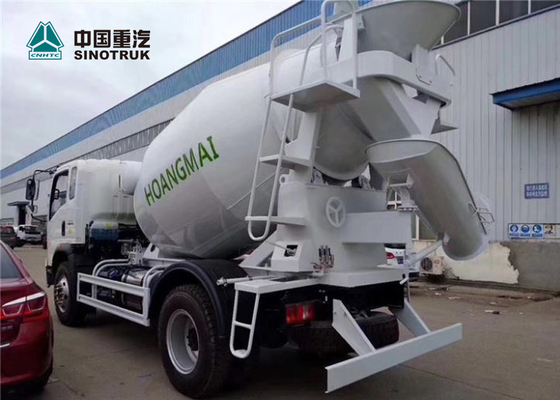 Howo 4x2 4CBMの白い色の小型トラックミキサのトラックは工場で準備ができている