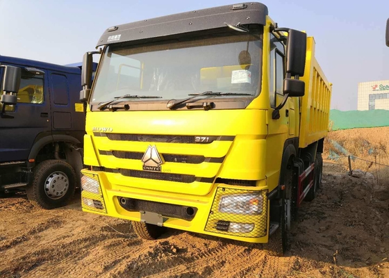 中間の持ち上がるSinotruk Howo 6x4のダンプ トラックの頑丈な10車輪3の車軸