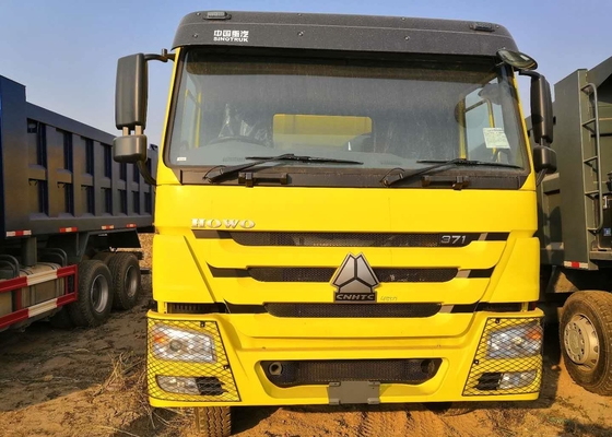 中間の持ち上がるSinotruk Howo 6x4のダンプ トラックの頑丈な10車輪3の車軸