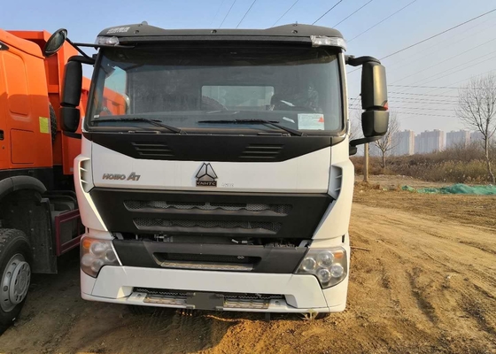 負荷白いHowo 6x4のダンプカー トラック3の車軸ダンプ トラックの頑丈な30トンの