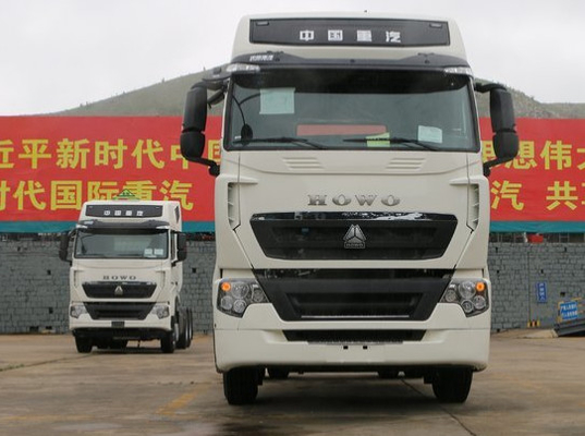 白いSINOTRUK HOWO 4X2の索引車のトラックのトラクターの頭部336HP ZZ4257S3248V