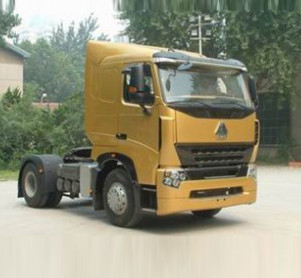HOWO A7 4X2の鋼鉄索引車のトラック赤く白く黒い色のディーゼル燃料のタイプ