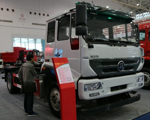 小型SINOTRUKシュタイアー6つの車輪の頑丈なダンプ トラック4X2 50km/Hの最高の運転の速度