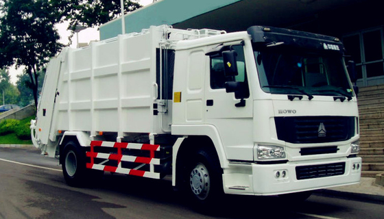 白い色12m3の廃物のコンパクターのトラックSINOTRUK HOWO 4x2 6000Lの容積