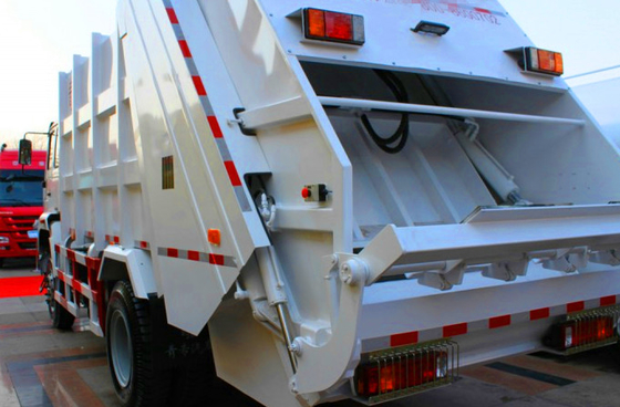 白い色12m3の廃物のコンパクターのトラックSINOTRUK HOWO 4x2 6000Lの容積