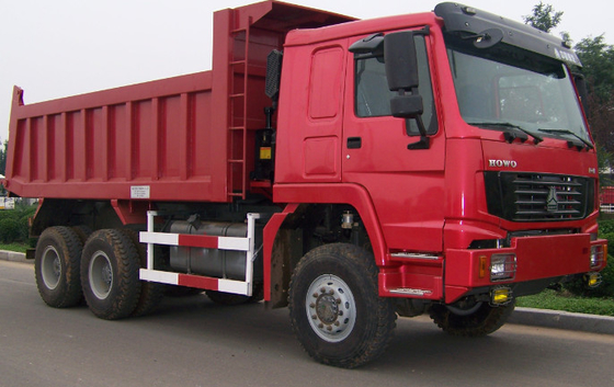 ZZ2167M5227 6x6の廃物のコンパクターのトラックはすべての車輪ドライブ貨物SINOTRUCKのユーロII III 380hp力をトラックで運びます