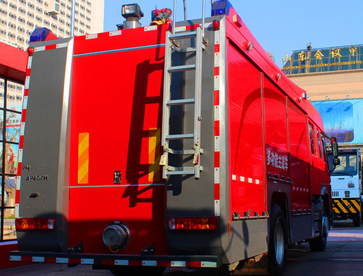 救助の普通消防車4x2 251hp - 350hp SINOTRUK HOWOの消防士のトラック6m3の水漕
