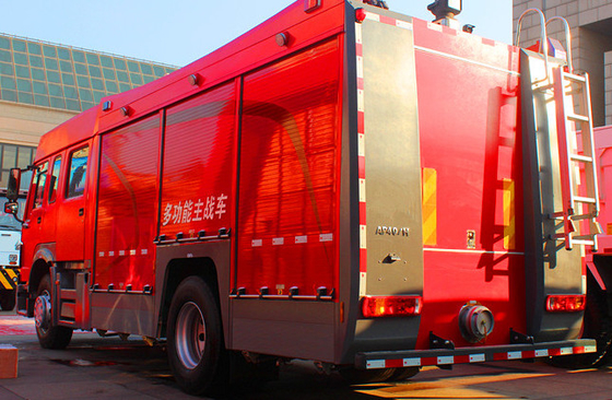 救助の普通消防車4x2 251hp - 350hp SINOTRUK HOWOの消防士のトラック6m3の水漕